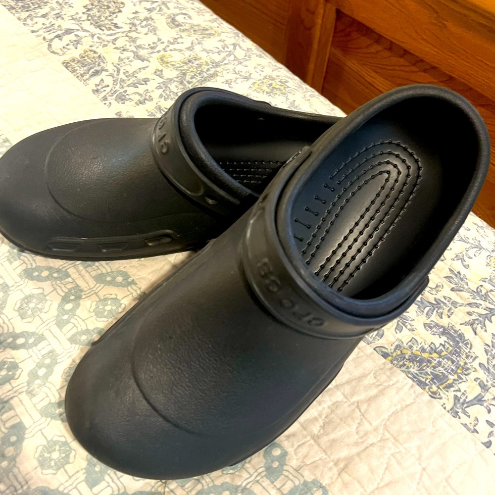 CROCS Black Textured Clogs